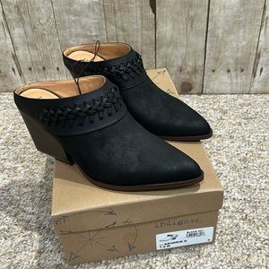 New in Box Indigo rd.Black Kendrick-Q Booties Size 7.5